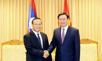 Vizepremierminister Vuong Dinh Hue trifft Laos Vizepremierminister, Finanzminister Douangdi