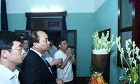 Premierminister Nguyen Xuan Phuc zündet Räucherstäbchen für Präsident Ho Chi Minh an