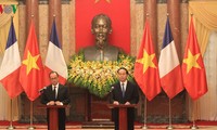 Staatspräsident Tran Dai Quang und Frankreichs Präsident Hollande geben eine Pressekonferenz