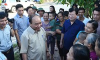 Premierminister Nguyen Xuan Phuc besucht Bewohner des Umsiedlungsgebiets vom Wasserkraftwerk Son La