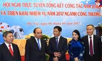 Premierminister Nguyen Xuan Phuc nimmt an Bilanzkonferenz des Handelsministeriums teil