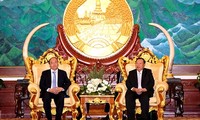 Premierminister Nguyen Xuan Phuc trifft laotische Spitzenpolitiker