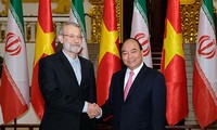 Premierminister Nguyen Xuan Phuc empfängt Irans Parlamentspräsident Ali Laridschani