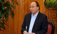 Premierminister Nguyen Xuan Phuc leitet eine Sitzung mit seiner Wirtschaftsberatungsgruppe