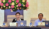 Parlamentspräsidentin Nguyen Thi Kim Ngan liest Personal-Vorlage vor dem Parlament vor