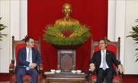 Leiter des KPV-Wirtschaftskomitees Nguyen Van Binh trifft Rumäniens Handelsminister Oprea