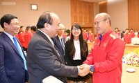 Premierminister Nguyen Xuan Phuc trifft Fußballnationalmannschaft