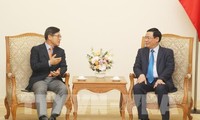 Vizepremierminister Vuong Dinh Hue trifft Generaldirektor von Samsung Vietnam