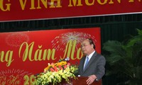 Premier Nguyen Xuan Phuc beglückwünscht derzeitige und ehemalige politische Leiter in Zentralvietnam zum Tetfest