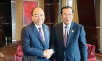 Premierminister Nguyen Xuan Phuc trifft Kambodschas Premierminister Hun Sen am Rande des „Gürtel und Straße“-Forums