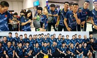 Vietnamesische U22-Fußballmannschaft und Fußballnationalmannschaft der Frauen in Manila eingetroffen