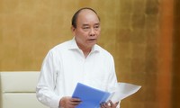 Premierminister Nguyen Xuan Phuc leitet die Regierungssitzung über Covid-19