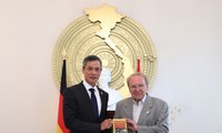 Journalist Hellmut Kapfenberger schenkt Vietnam ein Buch über Präsident Ho Chi Minh