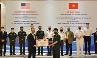 US-Botschaft schenkt vietnamesischem Verteidigungsministerium Ausrüstung für Covid-19-Testraum