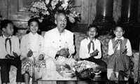 Ho Chi Minh und Briefe zum Aufruf zum Frieden für Vietnam in Italienisch