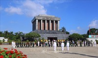 Spitzenpolitiker besuchen Ho-Chi-Minh-Mausoleum