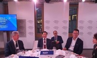 Vizepremierminister Le Minh Khai setzt seine Aktivitäten beim Weltwirtschaftsforum fort