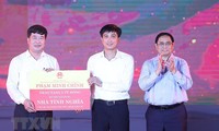 Premierminister Pham Minh Chinh nimmt am Kunstprogramm in Nghe An teil