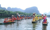 Tausende Besucher in Trang An