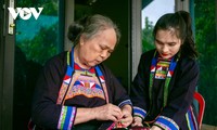 Einzigartige Tracht der Frauen der schwarzen Mong in Cao Bang