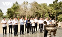 Parlamentspräsident Tran Thanh Man besucht verdienstvolle Familien in Binh Phuoc