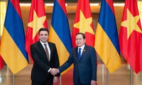 Parlamentspräsident Tran Thanh Man und sein armenischer Amtskollege Simonjan führen ein Gespräch