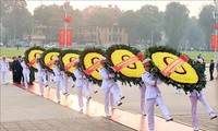 Leiter von Partei, Staat und Verteidigungsministerium besuchen Ho-Chi-Minh-Mausoleum