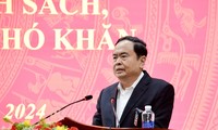 Parlamentspräsident Tran Thanh Man besucht verdienstvolle und arme Familien in Ha Tinh