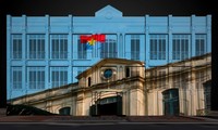 Da Nang projiziert Geschichtsfilm auf Fassade eines französischen Kolonialgebäudes