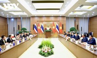 Parlamentspräsident Tran Thanh Man trifft Premierministerin Thailands