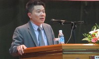 Profesor Ngo Bao Chau berbincang-bincang dengan mahasiswa kota Ho Chi Minh