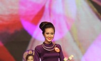 Pagelaran busana Ao dai Vietnam di Perancis