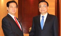 PM Vietnam, Nguyen Tan Dung melakukan pembicaraan dengan PM Tiongkok, Li Keqiang.