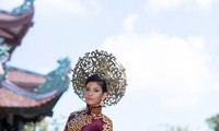 Baju tradisional Vietnam memberikan kesan pada kontes Ratu Universe 2013