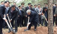 Sekjen KS PKV, Nguyen Phu Trong mencanangkan acara penghijauan sehubungan dengan Hari Raya Tet 2014