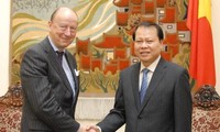 Deputi PM Vietnam, Vu Van Ninh menerima Deputi Menlu Swedia, Frank Belfrage