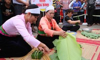 Lomba membungkus Kue Chung, menumbuk Kue Day untuk dipersembahkan kepada para Raja Hung