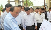 Deputi PM Vietnam, Nguyen Xuan Phuc memeriksa proyek-proyek Jalan Ho Chi Minh