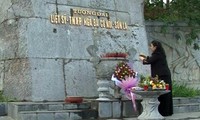 Wakil Ketua MN Vietnam, Tong Thi Phong membakar hio di Monumen peringatan para pemuda pembidas yang gugur di provinsi Son La