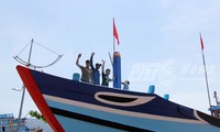 Pasukan Polisi laut dan pasukan patroli perikanan Vietnam bahu membahu dengan kaum nelayan menuju ke lepas pantai, merapati laut