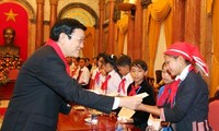 Presiden Vietnam, Truong Tan Sang menerima anak-anak yang menjumpai kesulitan