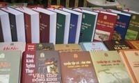 Membuat buku Ensiklopedia Vietnam