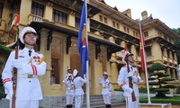 Upacara pengibaran bendera ASEAN dan bendera nasional Vietnam di Malaysia