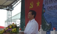 PM Vietnam, Nguyen Tan Dung menghadiri acara peresmian proyek pemasokan listrik dari jaringan listrik nasional ke pulau Ly Son (Quang Ngai)