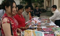 Komunitas orang Vietnam di luar negeri mengadakan aktivitas-aktivitas menyambut Hari Raya Tet 2015