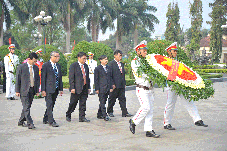 Provinsi Gia Lai: membakar hio untuk mengenangkan Presiden Ho Chi Minh dan para martir