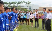  Kedutaan Besar Vietnam di Singapura menyemangati para pemain sepak bola U-23 Vietnam