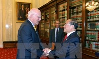 Ketua MN Vietnam, Nguyen Sinh Hung melakukan pertemuan dengan Ketua Harian Kehormatan Senat AS, Patrick Leahy dan Menlu AS, John Kerry