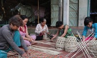 Memperkenalkan tentang bantuan lapangan kerja untuk kaum miskin di Vietnam