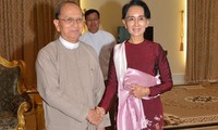 Presiden dan Panglima Angkatan Bersenjata Myanmar melakukan perbahasan dengan Ibu Aung San Suu Kyi tentang serah-terima kekuasaan